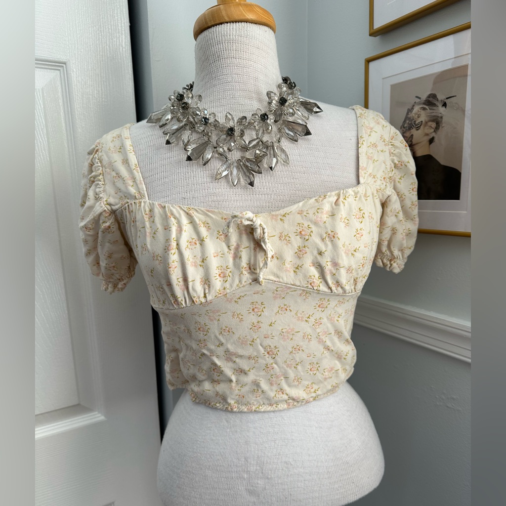 Euc Crop Top Urban Outfitters Size Medium W Side Zipper And Puffy Sleeves